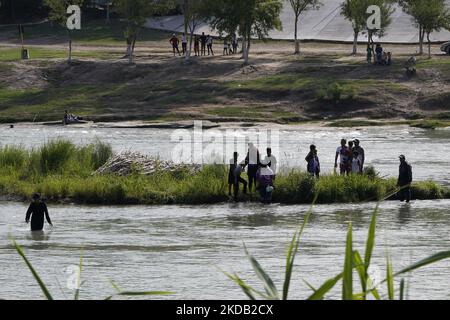 I migranti, alcuni aiutati dai gestori, attraversano il Rio Grande il 27 2022 maggio a Eagle Pass Texas, USA. Il titolo 42, il mandato dell’era Trump che era stato stabilito per impedire ai migranti di entrare negli Stati Uniti, Doveva scadere il 23 maggio, ma è stato bloccato da una causa intentata da diversi stati che citavano che la mossa di abbattere la legge “non è riuscita a soddisfare gli standard stabiliti dal Administrative procedure Act” e che non esiste una soluzione permanente per gestire l’inevitabile aumento dell’immigrazione. Gli oppositori alla difesa della legge hanno espresso le loro richieste affermando che il titolo 42 è illegale in quanto viola le leggi sull'immigrazione che impediscono Foto Stock