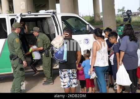 I migranti che hanno attraversato il Rio Grande sono caricati nel pulmino di pattuglia di frontiera prima di essere portati in un centro di detenzione il 27 2022 maggio a Eagle Pass Texas, USA. Il titolo 42, il mandato dell’era Trump che era stato stabilito per impedire ai migranti di entrare negli Stati Uniti, Doveva scadere il 23 maggio, ma è stato bloccato da una causa intentata da diversi stati che citavano che la mossa di abbattere la legge “non è riuscita a soddisfare gli standard stabiliti dal Administrative procedure Act” e che non esiste una soluzione permanente per gestire l’inevitabile aumento dell’immigrazione. Gli oppositori al sostegno della legge hanno espresso le loro richieste affermando che il titolo 42 è il Foto Stock