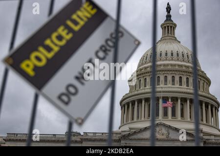 Il Campidoglio degli Stati Uniti a Washington, D.C. è visto dietro una barricata della polizia il 27 maggio 2022 all'inizio del fine settimana del Memorial Day (Foto di Bryan Olin Dozier/NurPhoto) Foto Stock