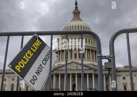 Il Campidoglio degli Stati Uniti a Washington, D.C. è visto dietro una barricata della polizia il 27 maggio 2022 all'inizio del fine settimana del Memorial Day (Foto di Bryan Olin Dozier/NurPhoto) Foto Stock