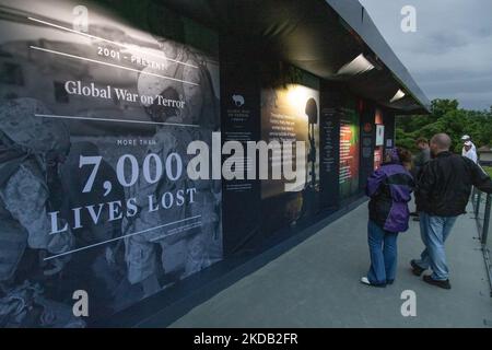 Le persone visitano il Muro d'onore dei papaveri dell'USAA, un tributo che contiene più di 645.000 papaveri artificiali in onore dei membri del servizio persi in servizio dopo la prima guerra mondiale, Che è tornato al National Mall a Washington, D.C. il 27 maggio 2022 dopo un periodo di sospensione di tre anni (Foto di Bryan Olin Dozier/NurPhoto) Foto Stock