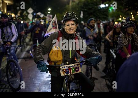 Giro in bicicletta a favore della candidatura elettorale Pacto Histórico, con Gustavo Petro come candidato alla presidenza e Francia Márquez come candidato alla vicepresidenza, a Bogotá, in Colombia, venerdì 27 maggio, 2022. (Foto di Robert Bonet/NurPhoto) Foto Stock