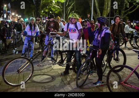 Giro in bicicletta a favore della candidatura elettorale Pacto Histórico, con Gustavo Petro come candidato alla presidenza e Francia Márquez come candidato alla vicepresidenza, a Bogotá, in Colombia, venerdì 27 maggio, 2022. (Foto di Robert Bonet/NurPhoto) Foto Stock