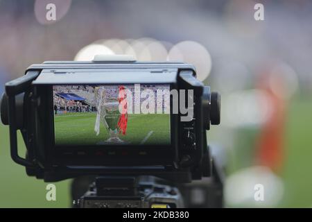 Il trofeo viene sfilato prima della finale della UEFA Champions League tra Liverpool e Real Madrid allo Stade de France di Parigi sabato 28th maggio 2022. (Foto di Pat Scaasi/MI News/NurPhoto) Foto Stock