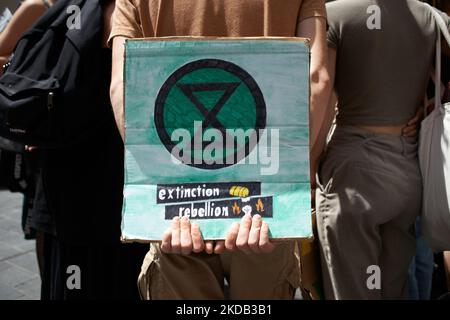 Un giovane uomo ha il logo di XR. I membri della XR Toulouse (Extinction Rebellion) hanno organizzato una protesta di fronte a un pop-up NEGOZIO SHIN. Il marchio cinese SHEIN ha aperto un pop-up store a Tolosa solo per 4 giorni. LA XR ha voluto sensibilizzare il pubblico sul consumo di acqua e rifiuti, sul consumo eccessivo di risorse, sulle condizioni dei lavoratori e sull'abuso dei diritti umani in Cina. Sono contro la moda veloce poichè è uno spreco delle risorse naturali. Tolosa. Francia. Maggio 28th 2022. (Foto di Alain Pitton/NurPhoto) Foto Stock