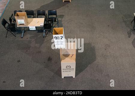 I lavoratori del registro nazionale colombiano preparano il compund di Corferias per le elezioni presidenziali del 2022 in Colombia che si svolgeranno il 29 maggio, a Bogotà, Colombia, il 28 maggio 2022. (Foto di Sebastian Barros/NurPhoto) Foto Stock