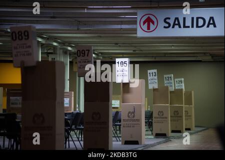 I lavoratori del registro nazionale colombiano preparano il compund di Corferias per le elezioni presidenziali del 2022 in Colombia che si svolgeranno il 29 maggio, a Bogotà, Colombia, il 28 maggio 2022. (Foto di Sebastian Barros/NurPhoto) Foto Stock