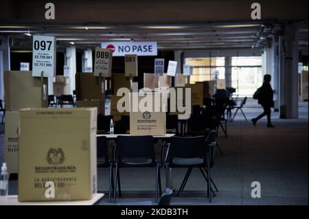 I lavoratori del registro nazionale colombiano preparano il compund di Corferias per le elezioni presidenziali del 2022 in Colombia che si svolgeranno il 29 maggio, a Bogotà, Colombia, il 28 maggio 2022. (Foto di Sebastian Barros/NurPhoto) Foto Stock