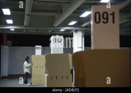 I lavoratori del registro nazionale colombiano preparano il compund di Corferias per le elezioni presidenziali del 2022 in Colombia che si svolgeranno il 29 maggio, a Bogotà, Colombia, il 28 maggio 2022. (Foto di Sebastian Barros/NurPhoto) Foto Stock