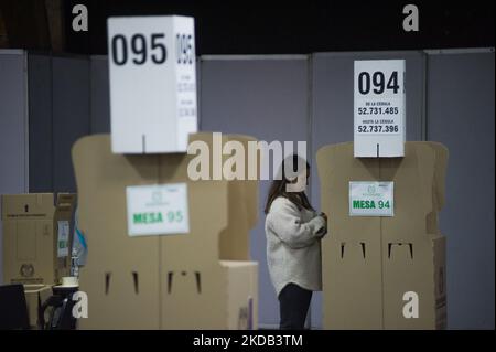 I lavoratori del registro nazionale colombiano preparano il compund di Corferias per le elezioni presidenziali del 2022 in Colombia che si svolgeranno il 29 maggio, a Bogotà, Colombia, il 28 maggio 2022. (Foto di Sebastian Barros/NurPhoto) Foto Stock