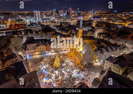 Una vista aerea del paesaggio urbano illuminato di Tallinn con il mercatino di Natale nel centro dell'Estonia Foto Stock