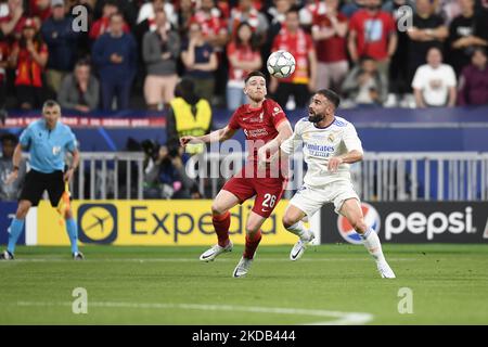 Daniel Carvajal del Real Madrid,Andrew Robertson di Liverpool durante la finale di UEFA Champions League tra Liverpool FC e Real Madrid allo Stade de France il 28 maggio 2022 a Parigi, Francia. (Foto di Jose Breton/Pics Action/NurPhoto) Foto Stock