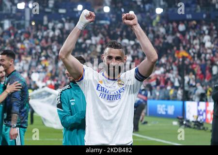 Karim Benzema del Real Madrid festeggia dopo aver vinto la finale di UEFA Champions League tra Liverpool FC e Real Madrid CF allo Stade de France il 28 maggio 2022 a Parigi, Francia. (Foto di Giuseppe Maffia/NurPhoto) Foto Stock