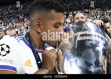 Rodrygo del Real Madrid bacia il trofeo dopo la partita finale della UEFA Champions League tra Liverpool FC e Real Madrid allo Stade de France il 28 maggio 2022 a Parigi, Francia. (Foto di Jose Breton/Pics Action/NurPhoto) Foto Stock