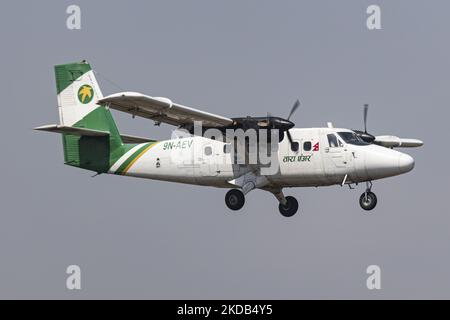 Una compagnia aerea Tara Air De Havilland Canada DHC-6-300 Twin Otter come visto volare e atterrare all'aeroporto internazionale di Tribhuvan KTM a Kathmandu. L'aereo ha la registrazione 9N-AEV. Tara Air Pvt. Ltd. È una compagnia aerea con sede a Kathmandu, una filiale di Yeti Airlines che opera voli di linea e servizi di charter aerei con una flotta di aerei di atterraggio e di decollo corto, che serve aeroporti montani remoti e piste di atterraggio. Forbes ha classificato Tara Air come una delle "compagnie aeree più insicure" nel 2019 a causa di diversi incidenti significativi. Il 29 maggio 2022 è andato un aereo che trasportava 22 passeggeri ed equipaggio Foto Stock