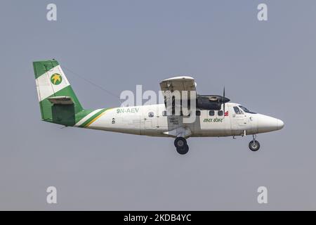 Una compagnia aerea Tara Air De Havilland Canada DHC-6-300 Twin Otter come visto volare e atterrare all'aeroporto internazionale di Tribhuvan KTM a Kathmandu. L'aereo ha la registrazione 9N-AEV. Tara Air Pvt. Ltd. È una compagnia aerea con sede a Kathmandu, una filiale di Yeti Airlines che opera voli di linea e servizi di charter aerei con una flotta di aerei di atterraggio e di decollo corto, che serve aeroporti montani remoti e piste di atterraggio. Forbes ha classificato Tara Air come una delle "compagnie aeree più insicure" nel 2019 a causa di diversi incidenti significativi. Il 29 maggio 2022 è andato un aereo che trasportava 22 passeggeri ed equipaggio Foto Stock