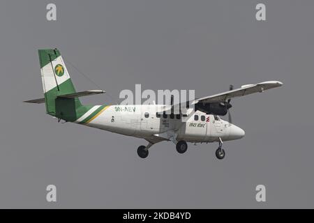 Una compagnia aerea Tara Air De Havilland Canada DHC-6-300 Twin Otter come visto volare e atterrare all'aeroporto internazionale di Tribhuvan KTM a Kathmandu. L'aereo ha la registrazione 9N-AEV. Tara Air Pvt. Ltd. È una compagnia aerea con sede a Kathmandu, una filiale di Yeti Airlines che opera voli di linea e servizi di charter aerei con una flotta di aerei di atterraggio e di decollo corto, che serve aeroporti montani remoti e piste di atterraggio. Forbes ha classificato Tara Air come una delle "compagnie aeree più insicure" nel 2019 a causa di diversi incidenti significativi. Il 29 maggio 2022 è andato un aereo che trasportava 22 passeggeri ed equipaggio Foto Stock