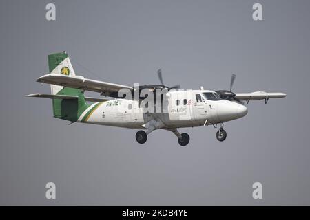 Una compagnia aerea Tara Air De Havilland Canada DHC-6-300 Twin Otter come visto volare e atterrare all'aeroporto internazionale di Tribhuvan KTM a Kathmandu. L'aereo ha la registrazione 9N-AEV. Tara Air Pvt. Ltd. È una compagnia aerea con sede a Kathmandu, una filiale di Yeti Airlines che opera voli di linea e servizi di charter aerei con una flotta di aerei di atterraggio e di decollo corto, che serve aeroporti montani remoti e piste di atterraggio. Forbes ha classificato Tara Air come una delle "compagnie aeree più insicure" nel 2019 a causa di diversi incidenti significativi. Il 29 maggio 2022 è andato un aereo che trasportava 22 passeggeri ed equipaggio Foto Stock