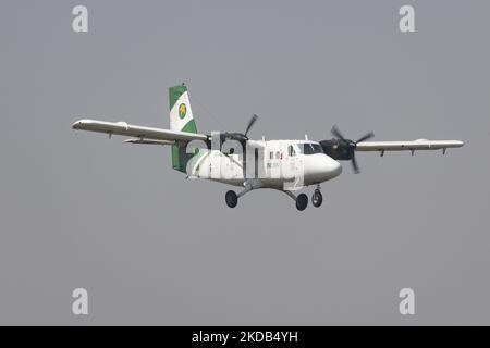 Una compagnia aerea Tara Air De Havilland Canada DHC-6-300 Twin Otter come visto volare e atterrare all'aeroporto internazionale di Tribhuvan KTM a Kathmandu. L'aereo ha la registrazione 9N-AEV. Tara Air Pvt. Ltd. È una compagnia aerea con sede a Kathmandu, una filiale di Yeti Airlines che opera voli di linea e servizi di charter aerei con una flotta di aerei di atterraggio e di decollo corto, che serve aeroporti montani remoti e piste di atterraggio. Forbes ha classificato Tara Air come una delle "compagnie aeree più insicure" nel 2019 a causa di diversi incidenti significativi. Il 29 maggio 2022 è andato un aereo che trasportava 22 passeggeri ed equipaggio Foto Stock