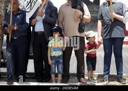 I palestinesi alzano le bandiere nazionali a Gaza City il 29 maggio 2022, prima dell'inizio della marcia delle bandiere per celebrare la Giornata di Gerusalemme, che commemora l'unificazione della città dopo che Israele annesse Gerusalemme est nel 1967. (Foto di Majdi Fathi/NurPhoto) Foto Stock