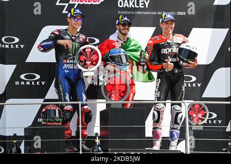 Il podio della MotoGP con Espargaro Aleix Spa Aprilia Racing Aprilia (terzo posto), Quartararo Fabio fra Monster Energy Yamaha MotoGP Yamaha (secondo posto) e Bagnaia Francesco Ita Ducati Lenovo Team Ducati (primo posto) durante il Campionato del mondo MotoGP Gran Premio dâ Italia Oakley Race il 29 maggio, 2022 al circuito Internazionale del Mugello di Scarperia (Fi), Italia (Foto di Alessio Marini/LiveMedia/NurPhoto) Foto Stock