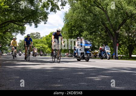 I ciclisti cavalcano su Constitution Avenue mentre migliaia di persone partecipano alla manifestazione Rolling to Remember Memorial Day del 2022 per onorare i militari caduti e sensibilizzare i veterani sulle questioni del 29 maggio 2022 a Washington, D.C. (Foto di Bryan Olin Dozier/NurPhoto) Foto Stock