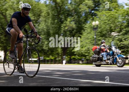 Un bicyclist corre su Constitution Avenue come migliaia di persone partecipano alla manifestazione Rolling to Remember Memorial Day del 2022 per onorare i membri militari caduti e aumentare la consapevolezza sulle questioni dei veterani il 29 maggio 2022 a Washington, D.C. (Foto di Bryan Olin Dozier/NurPhoto) Foto Stock