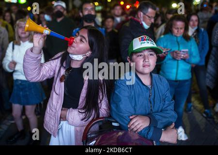 Le persone si riuniscono nelle strade per seguire i risultati elettorali della coalizione progressista Patto Histórico con Gustavo Petro per il presidente e Francia Márquez per il vicepresidente, a Bogotá, in Colombia, il 29 maggio 2022. (Foto di Robert Bonet/NurPhoto) Foto Stock