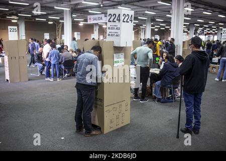 Voto a Corferias, un enorme punto di voto a BogotÃ¡, Colombia, il 29 maggio 2022. (Foto di Robert Bonet/NurPhoto) Foto Stock