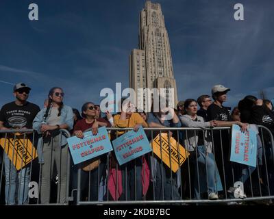 Pittsburgh, Pennsylvania, Stati Uniti. 5th Nov 2022. I sostenitori del candidato Gubernatorial Josh Shapiro e del candidato del Senato degli Stati Uniti aspettano l'inizio di un rally. Sullo sfondo si trova la Cattedrale dell'apprendimento dell'Università di PittsburghÃs. (Credit Image: © sue Dorfman/ZUMA Press Wire) Foto Stock