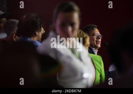 Il candidato presidenziale di sinistra Gustavo Petro festeggia le prossime elezioni presidenziali contro il candidato Rodolfo Hernandez durante le elezioni presidenziali del 2022 a Bogotà, in Colombia, il 29 maggio 2022. (Foto di Sebastian Barros/NurPhoto) Foto Stock