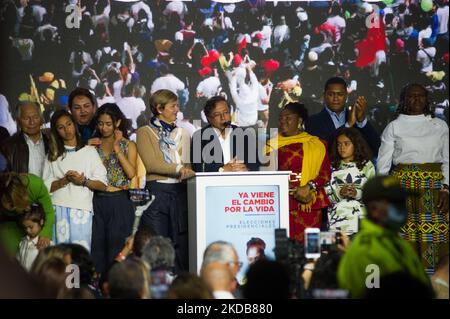 Il candidato presidenziale di sinistra Gustavo Petro festeggia le prossime elezioni presidenziali contro il candidato Rodolfo Hernandez durante le elezioni presidenziali del 2022 a Bogotà, in Colombia, il 29 maggio 2022. (Foto di Sebastian Barros/NurPhoto) Foto Stock