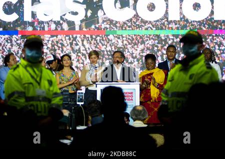 Il candidato presidenziale di sinistra Gustavo Petro festeggia le prossime elezioni presidenziali contro il candidato Rodolfo Hernandez durante le elezioni presidenziali del 2022 a Bogotà, in Colombia, il 29 maggio 2022. (Foto di Sebastian Barros/NurPhoto) Foto Stock