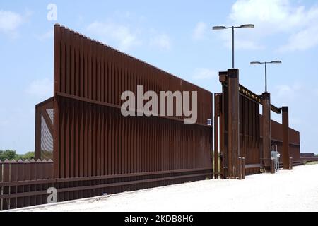 Una delle molte porte del muro di confine, a volte chiamata il ':Trump Wall è visto il 30 2022 maggio a la Joya Texas, USA. Il titolo 42, il mandato dell’era Trump che era stato stabilito per impedire ai migranti di entrare negli Stati Uniti, Doveva scadere il 23 maggio, ma è stato bloccato da una causa depositata da diversi stati citando che la mossa di sciopero, giù la legge "non è riuscita a soddisfare gli standard stabiliti dalla legge sulla procedura amministrativa" e che non vi è alcuna soluzione permanente per gestire l'inevitabile aumento dell'immigrazione. Gli oppositori alla difesa della legge hanno espresso le loro richieste affermando che il titolo 42 è illegale in quanto viola gli immi Foto Stock