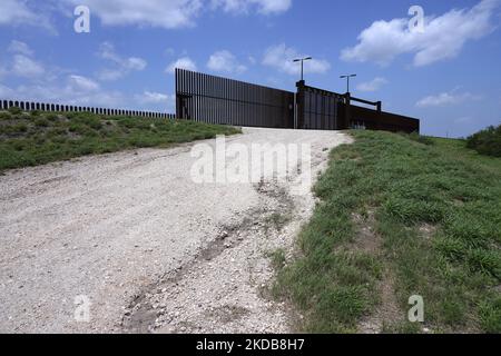 Una delle molte porte del muro di confine, a volte chiamata il ':Trump Wall è visto il 30 2022 maggio a la Joya Texas, USA. Il titolo 42, il mandato dell’era Trump che era stato stabilito per impedire ai migranti di entrare negli Stati Uniti, Doveva scadere il 23 maggio, ma è stato bloccato da una causa depositata da diversi stati citando che la mossa di sciopero, giù la legge "non è riuscita a soddisfare gli standard stabiliti dalla legge sulla procedura amministrativa" e che non vi è alcuna soluzione permanente per gestire l'inevitabile aumento dell'immigrazione. Gli oppositori alla difesa della legge hanno espresso le loro richieste affermando che il titolo 42 è illegale in quanto viola gli immi Foto Stock