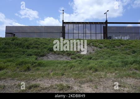 Una delle molte porte del muro di confine, a volte chiamata il ':Trump Wall è visto il 30 2022 maggio a la Joya Texas, USA. Il titolo 42, il mandato dell’era Trump che era stato stabilito per impedire ai migranti di entrare negli Stati Uniti, Doveva scadere il 23 maggio, ma è stato bloccato da una causa depositata da diversi stati citando che la mossa di sciopero, giù la legge "non è riuscita a soddisfare gli standard stabiliti dalla legge sulla procedura amministrativa" e che non vi è alcuna soluzione permanente per gestire l'inevitabile aumento dell'immigrazione. Gli oppositori alla difesa della legge hanno espresso le loro richieste affermando che il titolo 42 è illegale in quanto viola gli immi Foto Stock