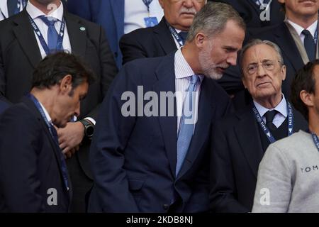 Re Felipe VI di Spagna e il presidente del Real Madrid Florentino Perez durante la finale di UEFA Champions League tra Liverpool FC e Real Madrid allo Stade de France il 28 maggio 2022 a Parigi. (Foto di Jose Breton/Pics Action/NurPhoto) Foto Stock