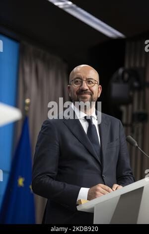 Charles Michel Presidente del Consiglio europeo alla conferenza stampa con Ursula von der Leyen Presidente della Commissione europea rispondendo alle domande poste ai media, dopo il vertice speciale dell'UE del 30 maggio 2022, Su sfondo blu con la bandiera dell'Europa e il simbolo del consiglio. Incontro speciale dei leader dell'UE, Consiglio europeo a Bruxelles (Belgio) il 31 maggio 2022 (Foto di Nicolas Economou/NurPhoto) Foto Stock