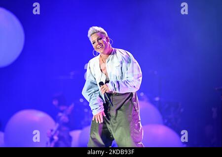 Esecuzione del rosa durante il suo headset al BottleRock Festival Napa CA USA 29th maggio 2022. (Foto di George Ortiz/NurPhoto) Foto Stock