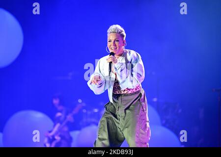 Esecuzione del rosa durante il suo headset al BottleRock Festival Napa CA USA 29th maggio 2022. (Foto di George Ortiz/NurPhoto) Foto Stock