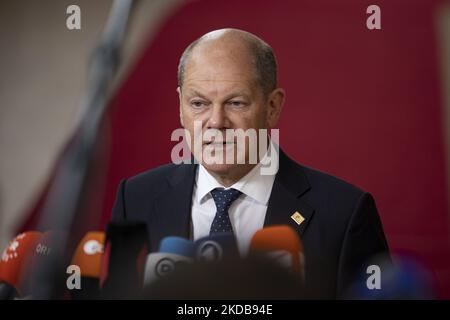 OLAF Scholz il Cancelliere federale tedesco arriva al vertice speciale dell'Unione europea, camminando accanto alle bandiere europee, alla bandiera europea e parlando con i media. Incontro speciale dei leader dell'UE, Consiglio europeo a Bruxelles (Belgio) il 30 maggio 2022 (Foto di Nicolas Economou/NurPhoto) Foto Stock