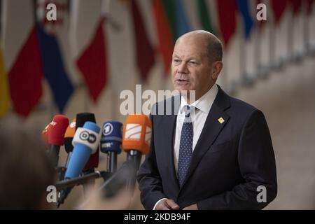 OLAF Scholz il Cancelliere federale tedesco arriva al vertice speciale dell'Unione europea, camminando accanto alle bandiere europee, alla bandiera europea e parlando con i media. Incontro speciale dei leader dell'UE, Consiglio europeo a Bruxelles (Belgio) il 30 maggio 2022 (Foto di Nicolas Economou/NurPhoto) Foto Stock