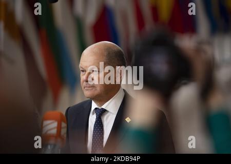 OLAF Scholz il Cancelliere federale tedesco arriva al vertice speciale dell'Unione europea, camminando accanto alle bandiere europee, alla bandiera europea e parlando con i media. Incontro speciale dei leader dell'UE, Consiglio europeo a Bruxelles (Belgio) il 30 maggio 2022 (Foto di Nicolas Economou/NurPhoto) Foto Stock