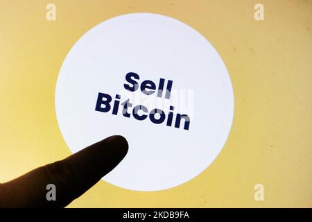 Vendere Bitcoins Button è visto su ATM a Cracovia, Polonia il 30 maggio 2022. (Foto di Beata Zawrzel/NurPhoto) Foto Stock