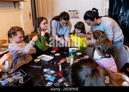 I bambini rifugiati ucraini partecipano ad un workshop artistico condotto dall'artista Ucraina Olia Perepelitsa, una profuga stessa, al Teatro scena Supernowa di Cracovia, Polonia, il 31 maggio 2022. Il workshop è organizzato da scena Supernova insieme alla Fondazione San Nicola. Dato che più di 3,5 milioni di persone sono fuggite dall’Ucraina per la Polonia, il paese cerca modi per integrarsi e accogliere i nuovi arrivati. La popolazione polacca ha accolto i rifugiati e molte ONG forniscono aiuti umanitari. (Foto di Dominika Zarzycka/NurPhoto) Foto Stock