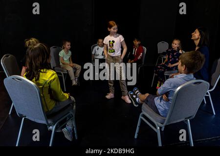 I bambini rifugiati ucraini partecipano ad un workshop d'arte condotto dall'artista Ucraina Antonina Telnyh, una profuga stessa, al Teatro scena Supernowa di Cracovia, in Polonia, il 31 maggio 2022. Il workshop è organizzato da scena Supernova insieme alla Fondazione San Nicola. Dato che più di 3,5 milioni di persone sono fuggite dall’Ucraina per la Polonia, il paese cerca modi per integrarsi e accogliere i nuovi arrivati. La popolazione polacca ha accolto i rifugiati e molte ONG forniscono aiuti umanitari. (Foto di Dominika Zarzycka/NurPhoto) Foto Stock