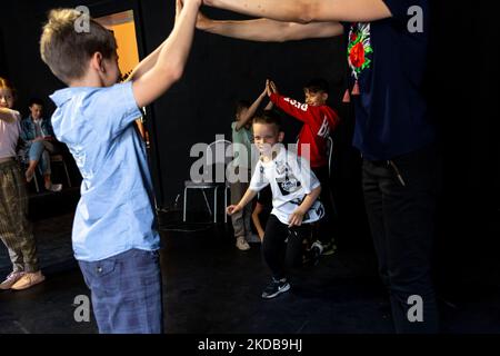 I bambini rifugiati ucraini partecipano ad un workshop d'arte condotto dall'artista Ucraina Antonina Telnyh, una profuga stessa, al Teatro scena Supernowa di Cracovia, in Polonia, il 31 maggio 2022. Il workshop è organizzato da scena Supernova insieme alla Fondazione San Nicola. Dato che più di 3,5 milioni di persone sono fuggite dall’Ucraina per la Polonia, il paese cerca modi per integrarsi e accogliere i nuovi arrivati. La popolazione polacca ha accolto i rifugiati e molte ONG forniscono aiuti umanitari. (Foto di Dominika Zarzycka/NurPhoto) Foto Stock