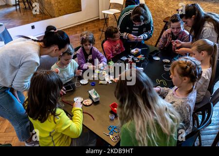 I bambini rifugiati ucraini partecipano ad un workshop artistico condotto dall'artista Ucraina Olia Perepelitsa, una profuga stessa, al Teatro scena Supernowa di Cracovia, Polonia, il 31 maggio 2022. Il workshop è organizzato da scena Supernova insieme alla Fondazione San Nicola. Dato che più di 3,5 milioni di persone sono fuggite dall’Ucraina per la Polonia, il paese cerca modi per integrarsi e accogliere i nuovi arrivati. La popolazione polacca ha accolto i rifugiati e molte ONG forniscono aiuti umanitari. (Foto di Dominika Zarzycka/NurPhoto) Foto Stock