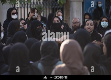 Le donne iraniane si sono battute mentre lutto per segnare la memoria delle vittime del Metropol crollato edificio, da una moschea nel nord di Teheran il 31 maggio 2022. Il complesso Metropole a dieci piani è crollato il 23 maggio nella città meridionale di Abadan, uccidendo decine di persone. (Foto di Morteza Nikoubazl/NurPhoto) Foto Stock