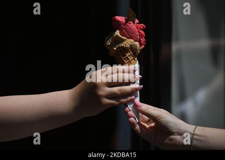 Una persona riceve un gelato presso la gelateria nel centro di Cracovia. Martedì 31 maggio 2022, a Cracovia, Polonia. (Foto di Artur Widak/NurPhoto) Foto Stock